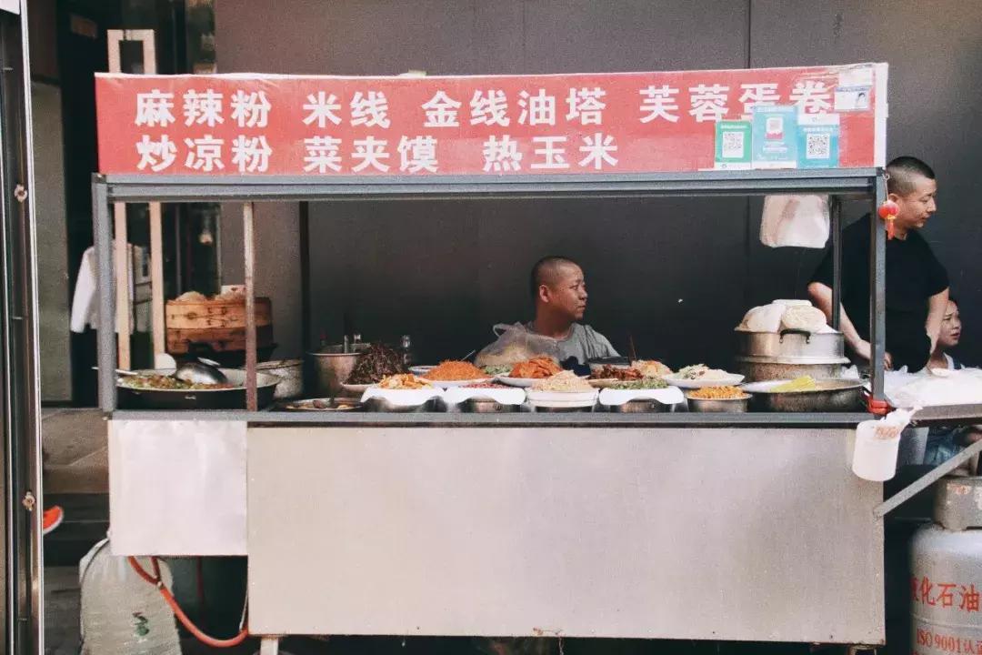 刺纹身脚踩松糕鞋那些年小寨百汇里西安80、90后的非主流青春