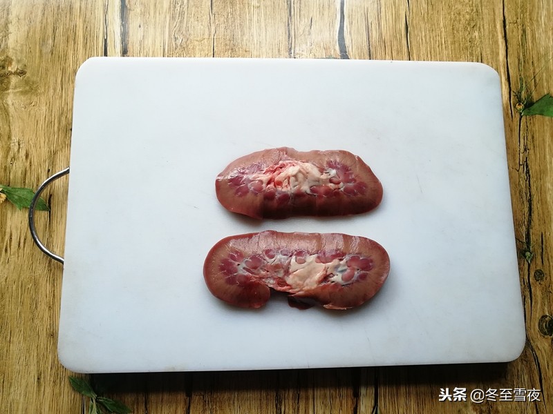 在家做猪腰，教你小窍门，不腥不骚又滑嫩，味道不输餐馆大厨