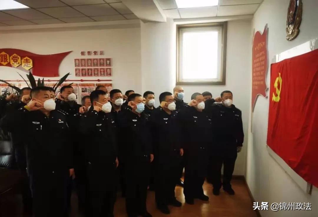 变的是“角”色不变的是“警”色