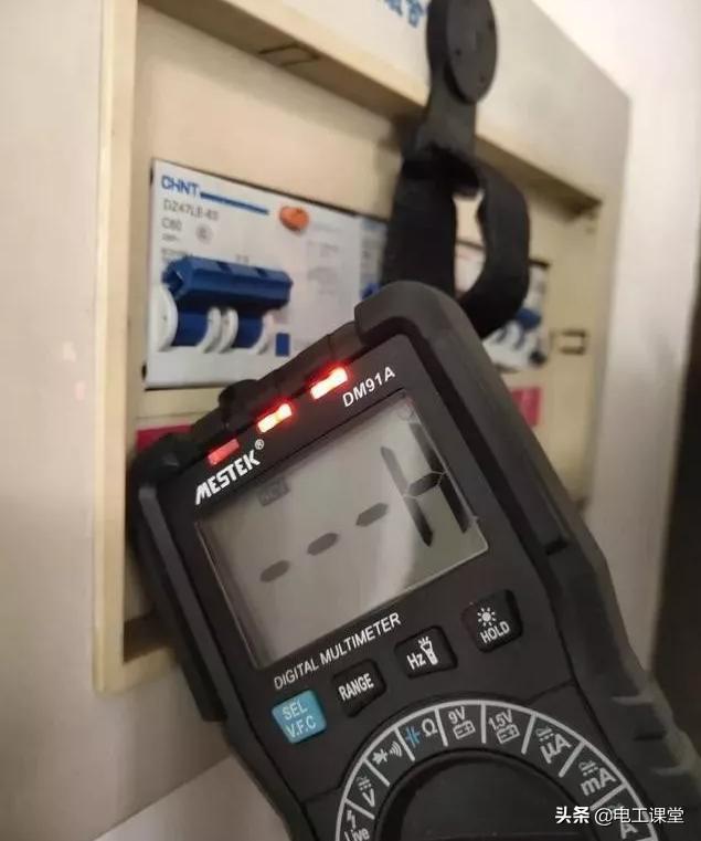 零基础老电工教你快速使用万用表,万用表不会用老电工教你