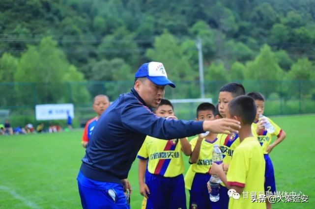 盛夏绿茵赛场挥汗如雨甘泉足球小将载誉归来