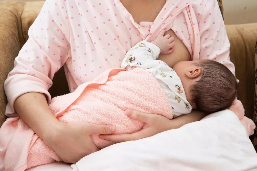 宝宝吃完奶还是对乳头恋恋不舍?教你小妙招轻松抽出乳头