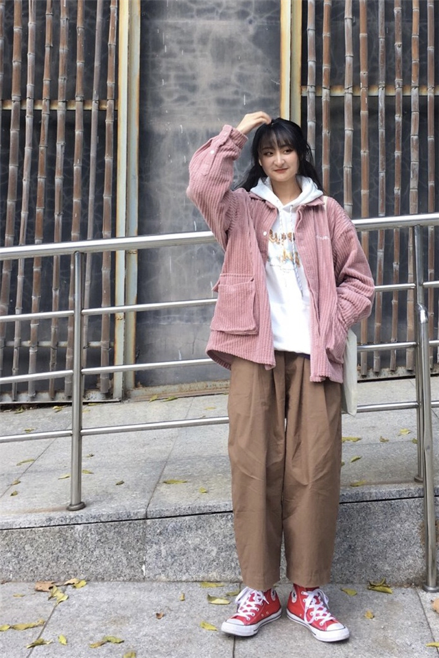 过了40岁的女人多穿些休闲装舒适,40岁适合穿哪种衣服时尚减龄大气