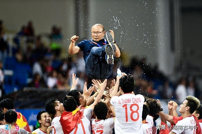 越南男足夺冠球迷上街庆祝,越南运动员夺冠