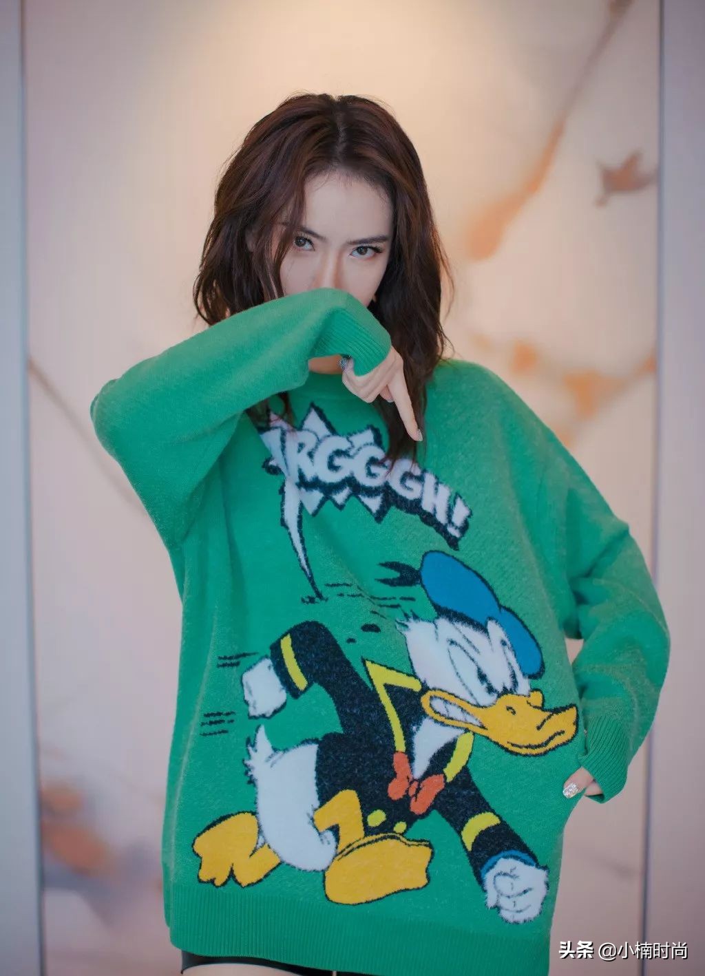 周雨彤吴宣仪卫衣,戚薇周雨彤