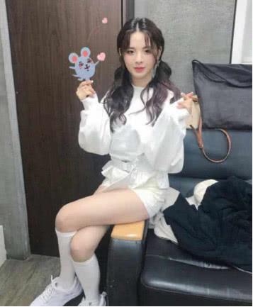 杨超越黑色裙子穿搭长筒袜,杨超越的腿是o型腿吗