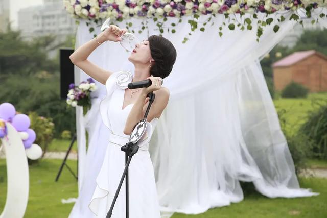 婚礼上新郎收到一个信息当场悔婚,结婚新郎收到一条短信当场悔婚