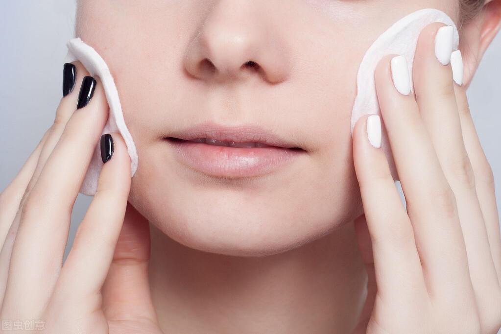 皮肤晚上补水还是早上补水,面部皮肤补水