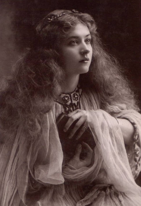 “世纪美女”传奇：三次婚姻失败无儿女，蓝颜知己留遗嘱为她送终