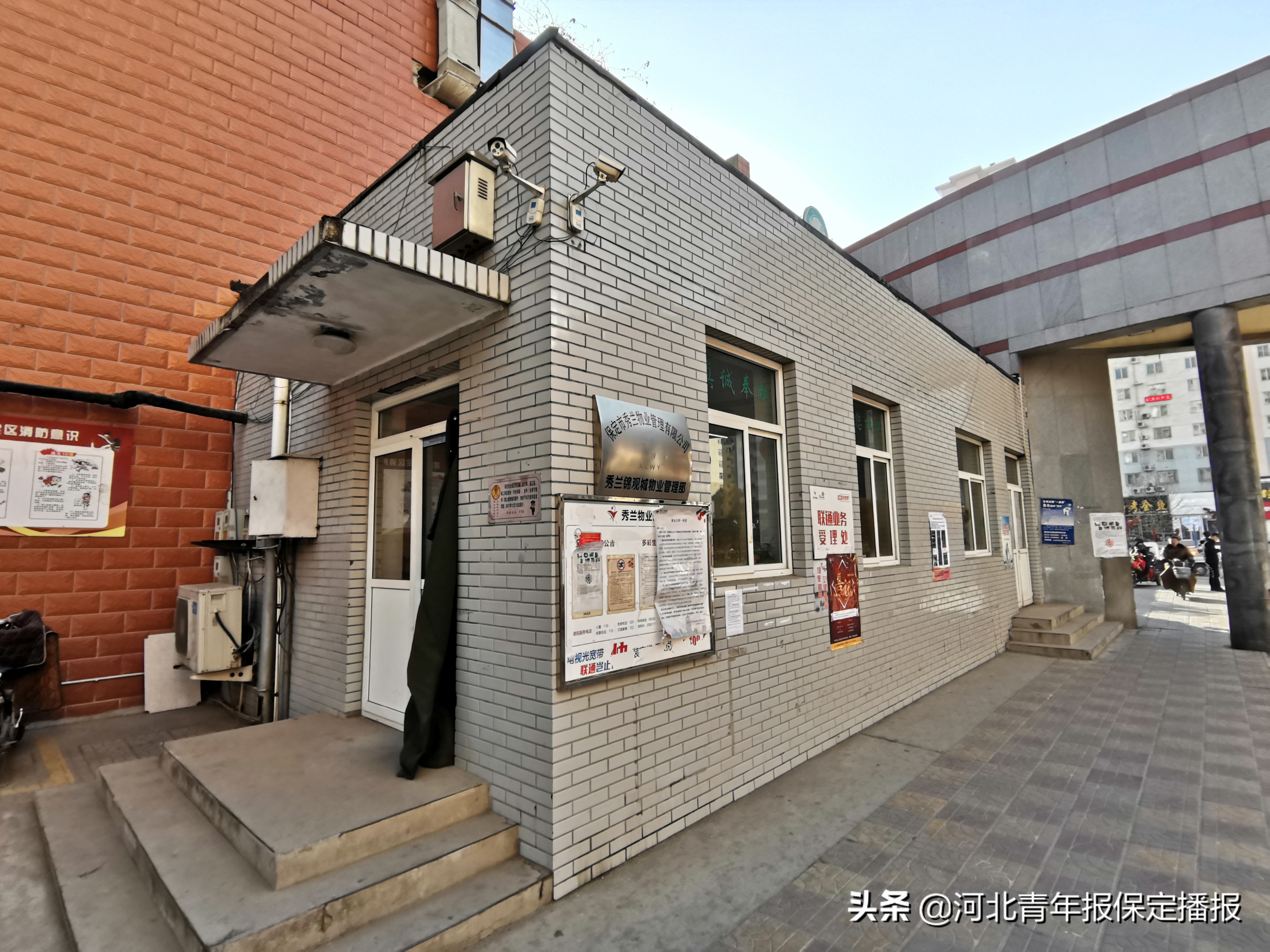 保定一医院在居民小区前布设外挂电梯，附近居民怀疑其为违章搭建