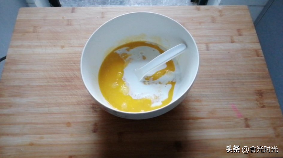 做蛋糕蛋清手动打发视频教程,没有打蛋器怎么打发鸡蛋做蛋糕