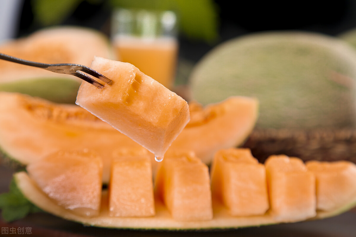 哈密瓜刚坏一点切掉可以吃吗,哈密瓜外皮烂了怎么办