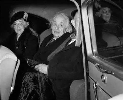 爱因斯坦死前跟护士说了什么,爱因斯坦死后大脑被怎么处理了