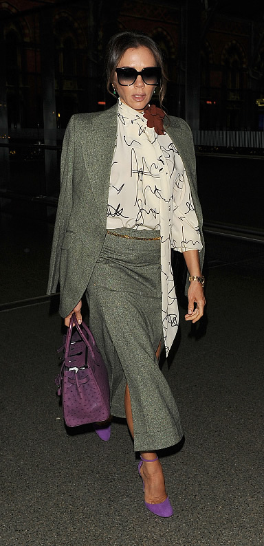 贝嫂深蓝色风衣大衣搭配,驼色贝嫂裤穿搭秋冬