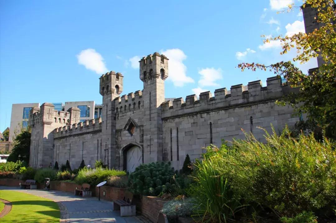 世界上唯一不允许结婚的国家,世界唯一一个不可以离婚的国家