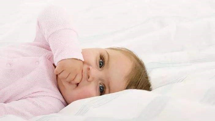 小孩长牙不按顺序长是怎么回事,宝宝长牙大概多久能长到正常牙齿