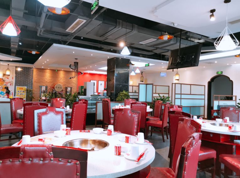 左手鲜香麻辣，右手尺颊生香！8荤6素~成都锦城大院火锅4人99元