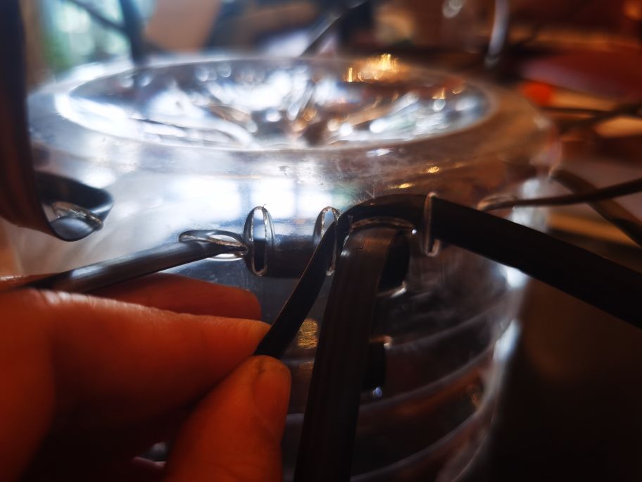 废旧塑料瓶做花盆过程,废旧塑料瓶制作花盆的视频