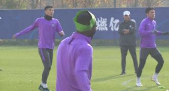 太憨了！泰达王牌外援头顶绿帽训练引哄笑，被告知寓意后怒摔帽子