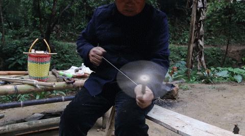 63岁中国大爷靠玩木头火到国外,61岁大爷惊呆外国人