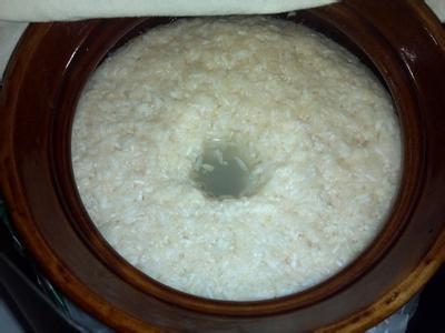 酿制的米酒为啥是酸的,制米酒为什么要把米酒蒸熟