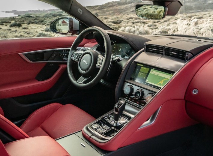 捷豹f-type2022款黑武士街拍,21款捷豹小跑车f-type