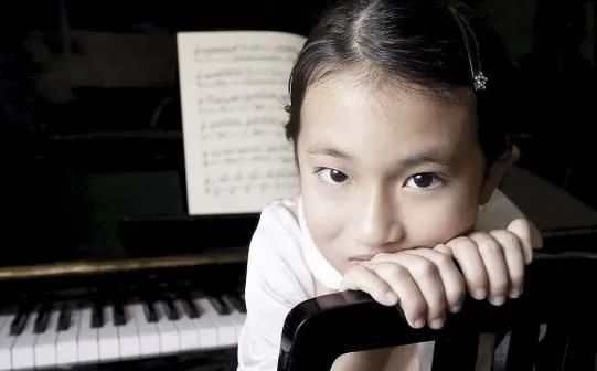 让孩子学钢琴还是吉他,让孩子学钢琴不考级