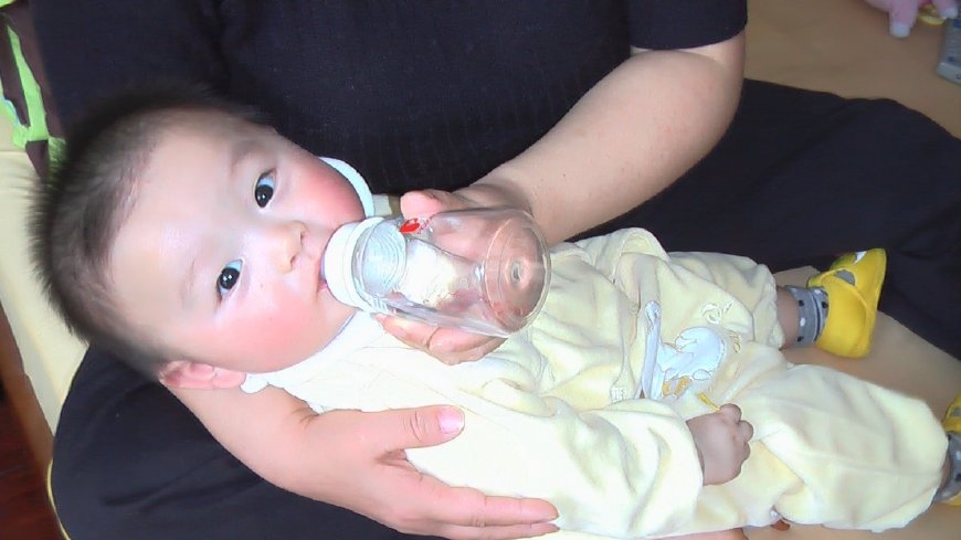 新生儿躺着喂母乳怎么避免呛奶,宝宝爱呛奶是怎么回事