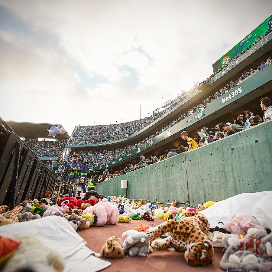 足球场上下起玩具雨怎么处理,足球下起玩具雨
