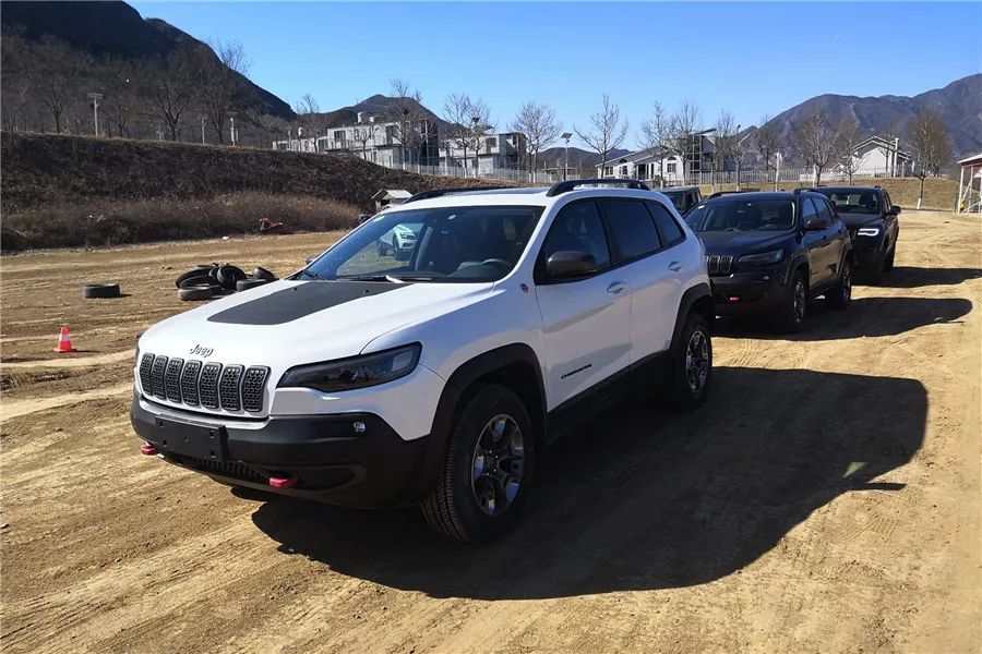 试驾jeep自由光2.0自吸,新款jeep自由光探享版越野视频