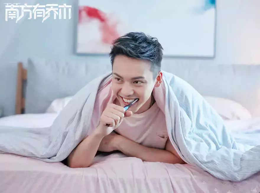 高情商的男生如何提醒女生口红沾牙上了？刘昊然的回答是最甜的