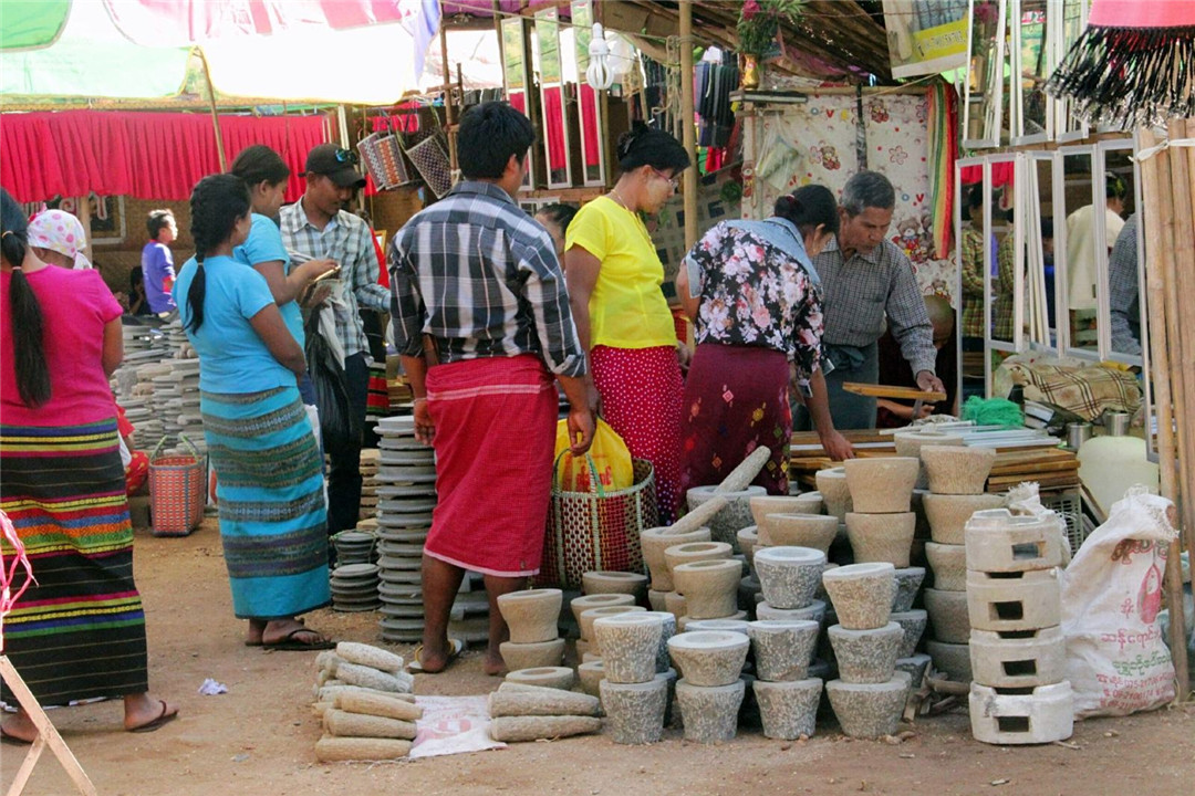 男人也爱穿裙子，30块钱能吃到7菜1汤的大餐，缅甸的冷知识
