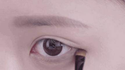 最近流行的眼影妆,适合下眼睑的液体眼影