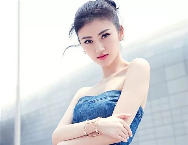 明星卖二手物品争议多,唐嫣吴昕被吐槽,她竟然卖过期产品!