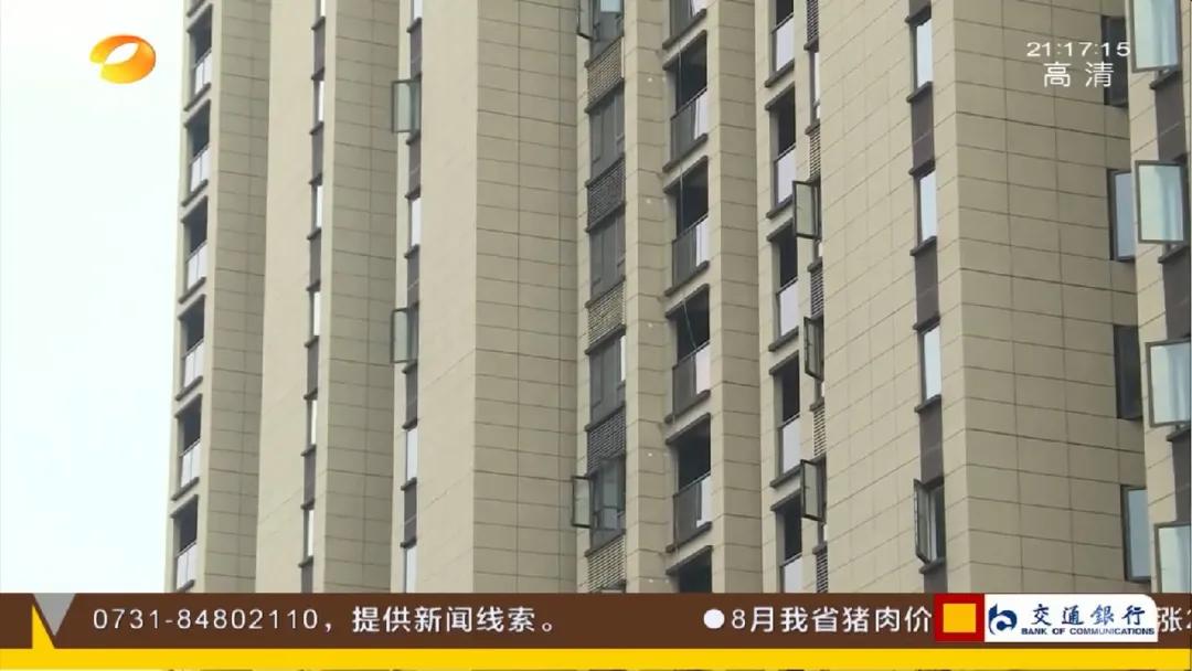 房门距离太近，开门就“打人”！护栏太矮，儿童易出事！开发商回应：开门前看看猫眼，我们建的不是幼儿园