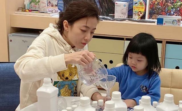 香江传奇：黑皮凸嘴小娱记如何逆袭仪态端庄女首富？