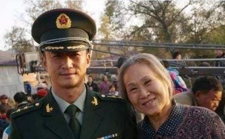 从抑郁症患者到中国第一位“百亿票房女龙套”，苇青经历了什么？