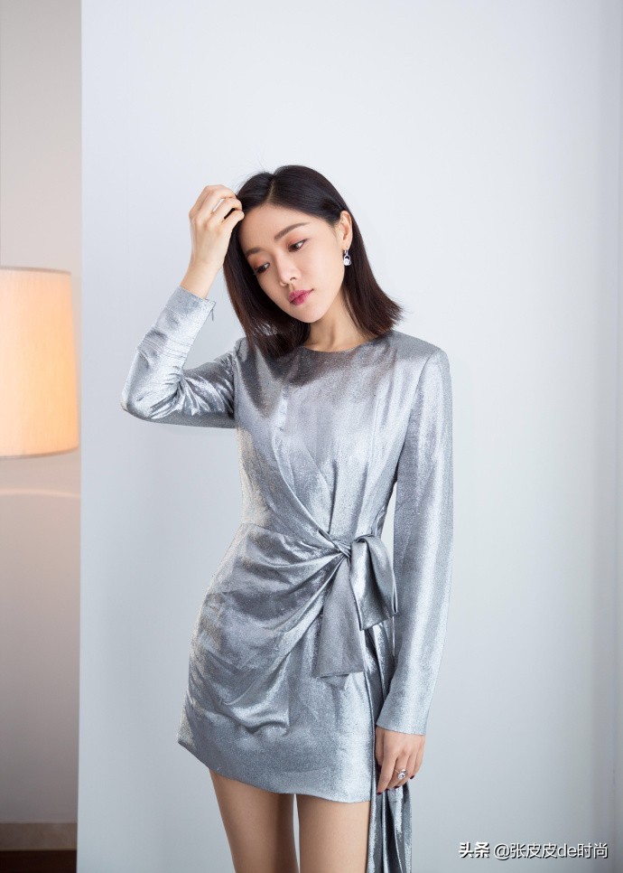 小姨妈邓家佳今年几岁了,小姨妈邓家佳晒照秀窈窕身材