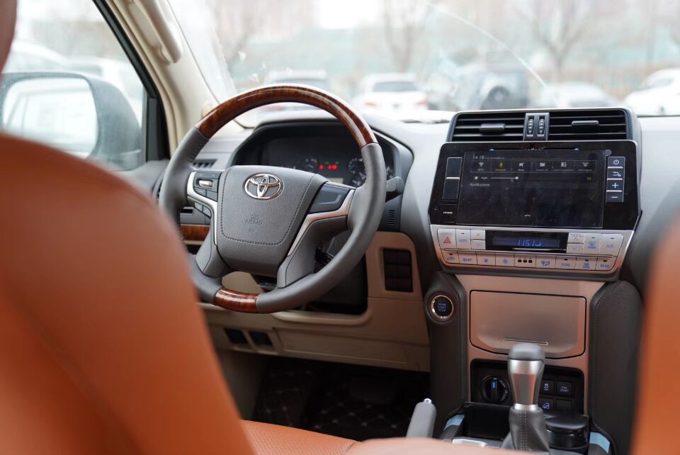 2019款丰田霸道尾部图片,2022款丰田霸道和途锐哪个好