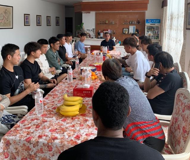 中国足球教练徐根宝简介,国脚看望徐根宝