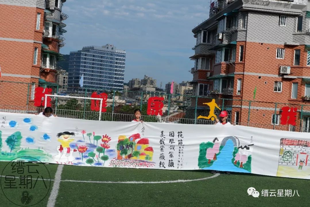 画一幅与校园足球有关的绘画,校园足球绘画又难又好看