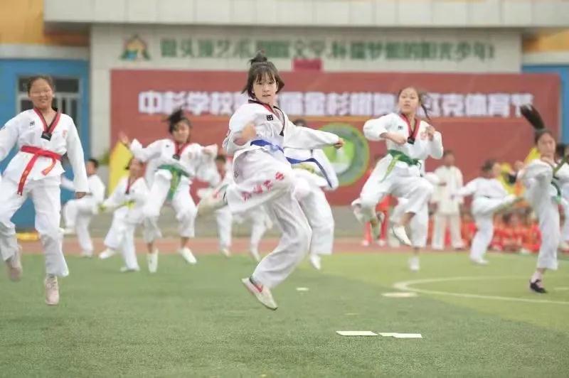 一共有207人参加体操表演,一百多人体育节开场