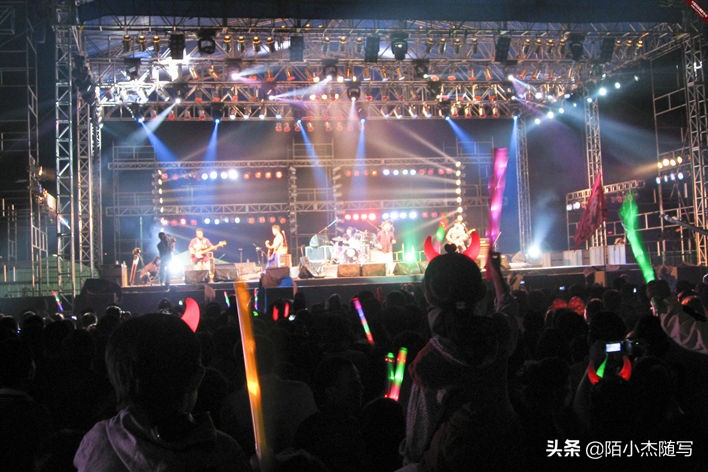 薛之谦张北草原音乐节怪咖完整版,薛之谦北京麦田音乐节唱了几首歌