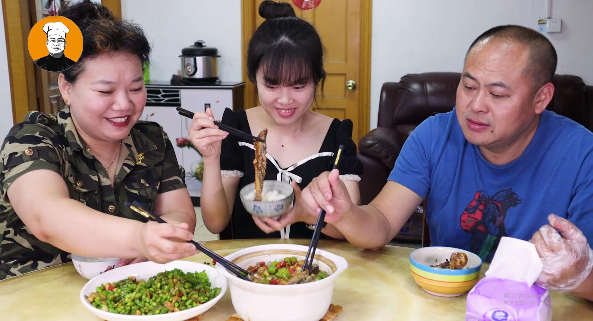 炸小鱼加鸡蛋,油炸小鱼加上汤