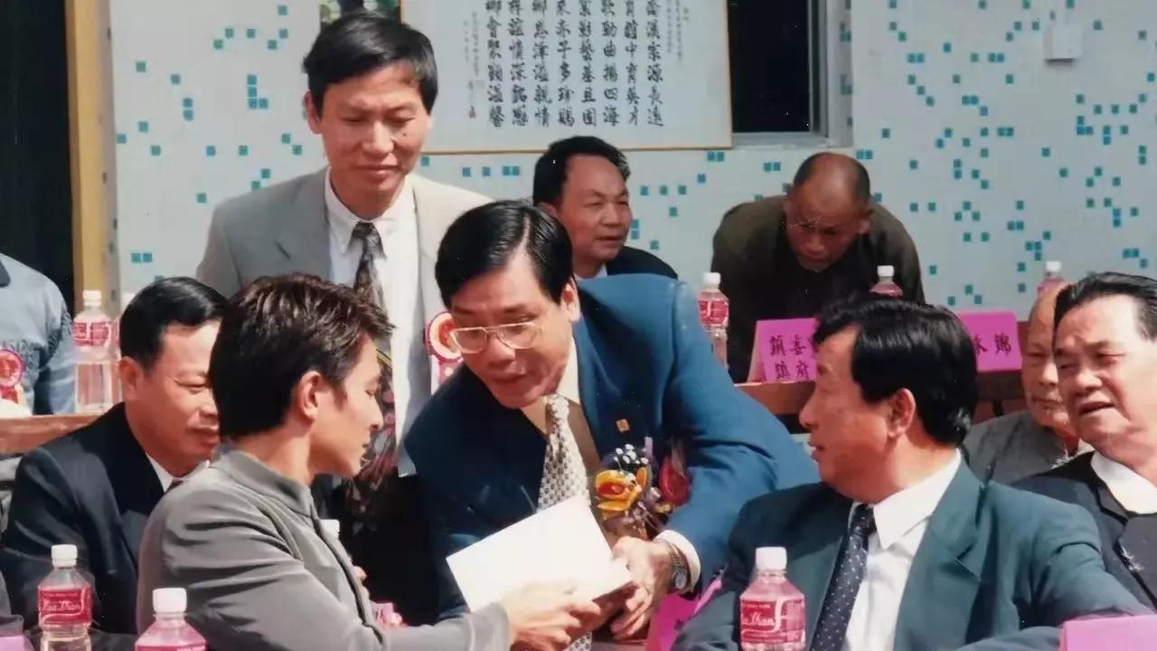 刘德华回乡新会祭祖视频,1997年刘德华荣归故里