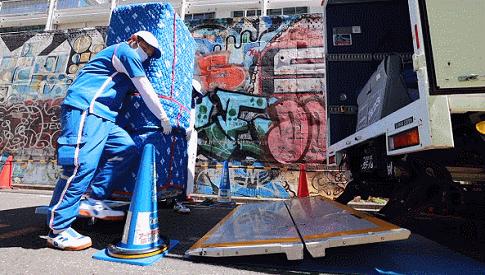 “变态”到极致的日本人，连搬家都不放过，网友拍下全过程！