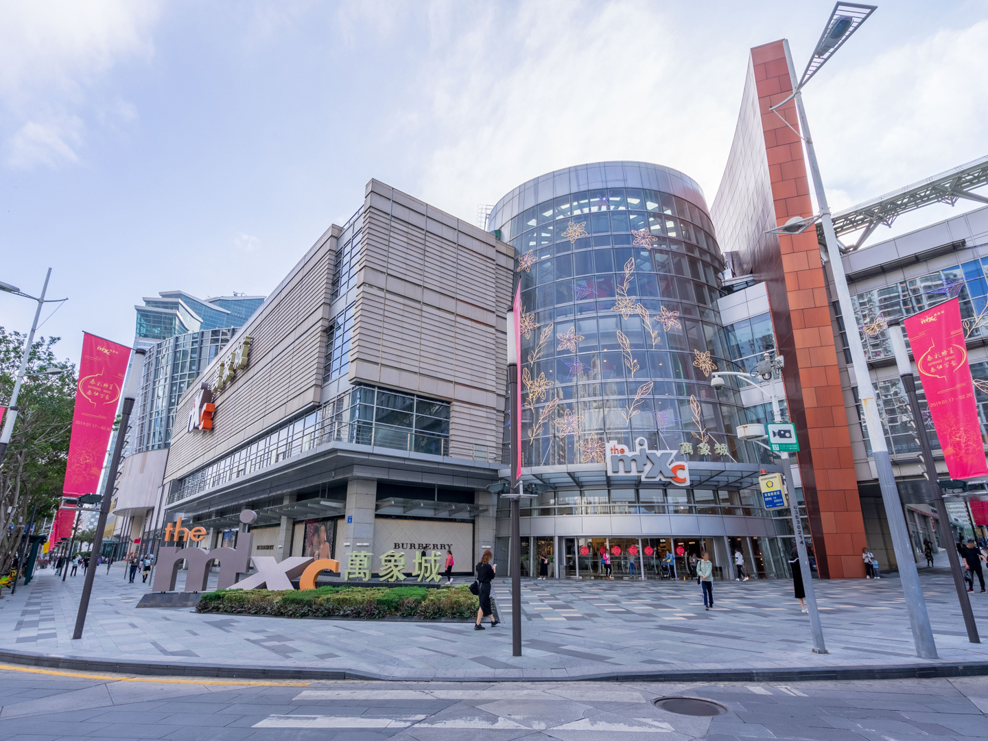 深圳女孩生猛买涨楼市,卖房的靓妹