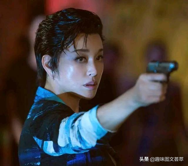 64岁刘晓庆花样多，剪短发梳成背头霸气十足，配西装霸气十足