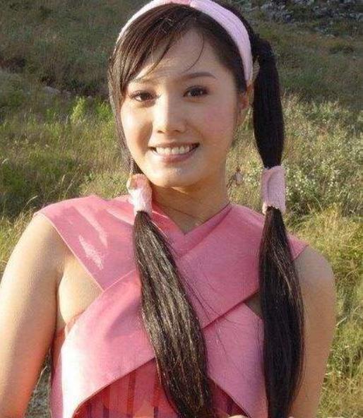 她生在棚户区，19嫁50岁张艺谋连生3子，今38岁贵气十足超巩俐