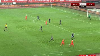 国足张玉宁远射破门,国足主力中锋张玉宁